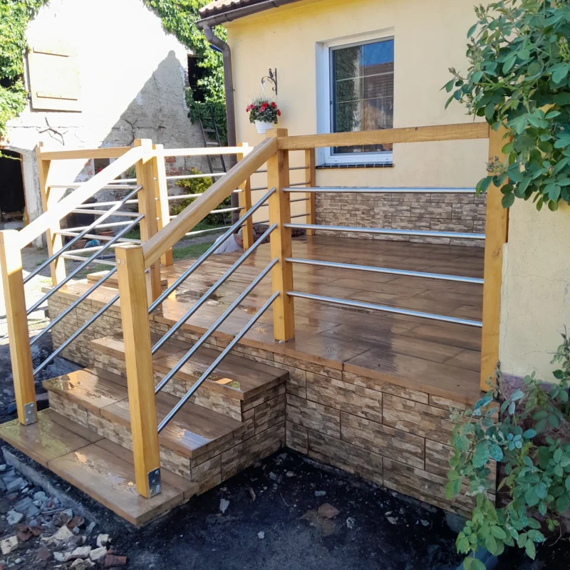 Nowoczesna barierka balkonowa i tarasowa: Modrzew i Stal Nierdzewna
