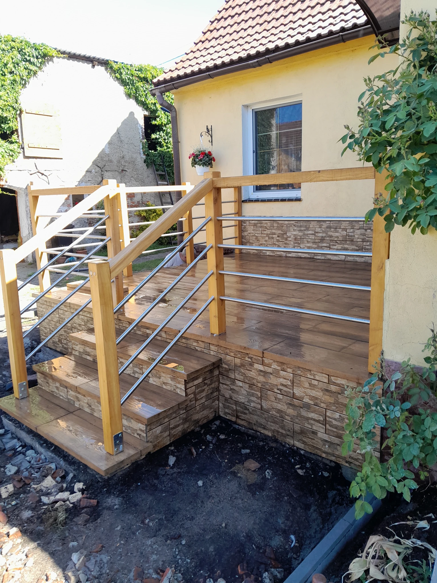 Nowoczesna barierka balkonowa i tarasowa: Modrzew i Stal Nierdzewna